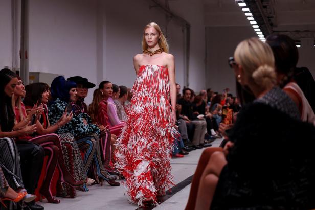 Missoni präsentiert seine Frühjahr/Sommer 2025 Kollektion auf der Mailänder Fashion Week.