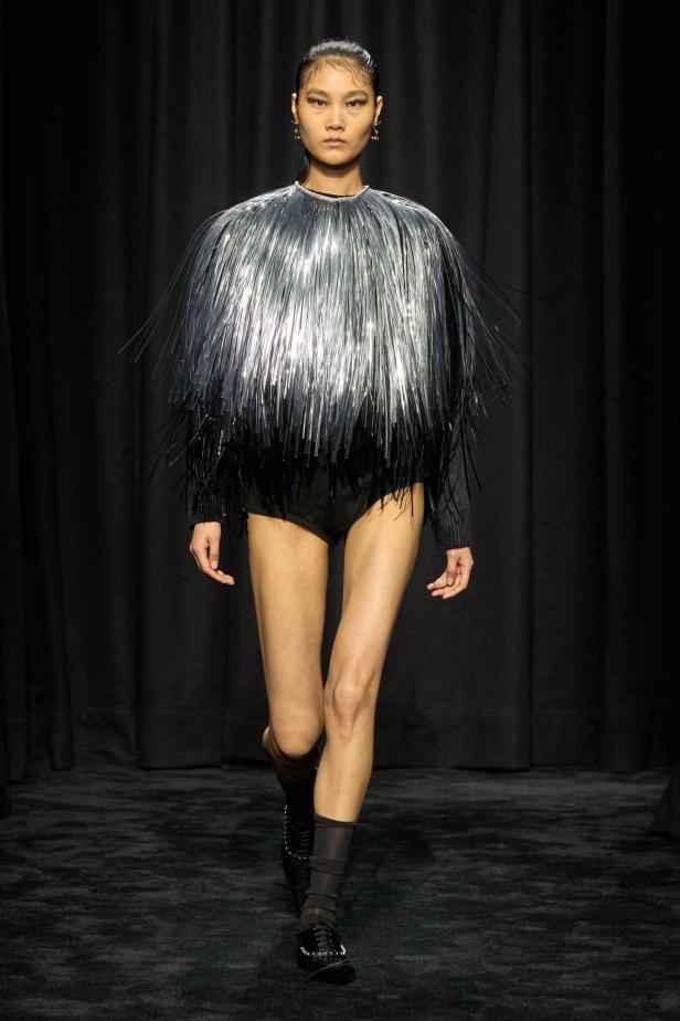 Ein Model präsentiert ein Outfit von Jil Sander Herbst/Winter 2025 auf dem Laufsteg.