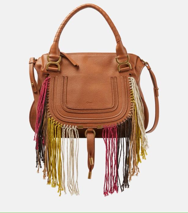 Die braune Chloe „Marcie Medium“ Ledertasche mit bunten Fransen kostet 1.850 Euro bei Mytheresa.