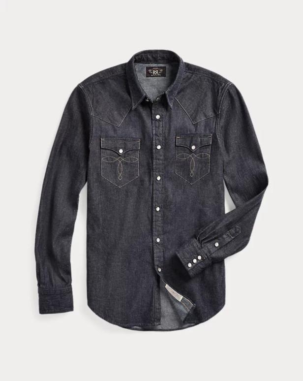 Ein dunkelblaues Jeanshemd von Ralph Lauren mit langen Ärmeln und weißen Knöpfen.