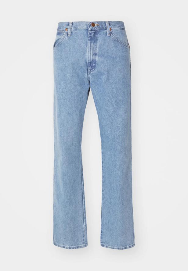 Eine hellblaue Jeans vor einem weißen Hintergrund.
