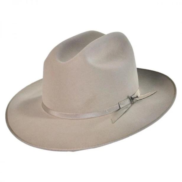 Ein beiger Cowboyhut mit einem hellen Hutband.