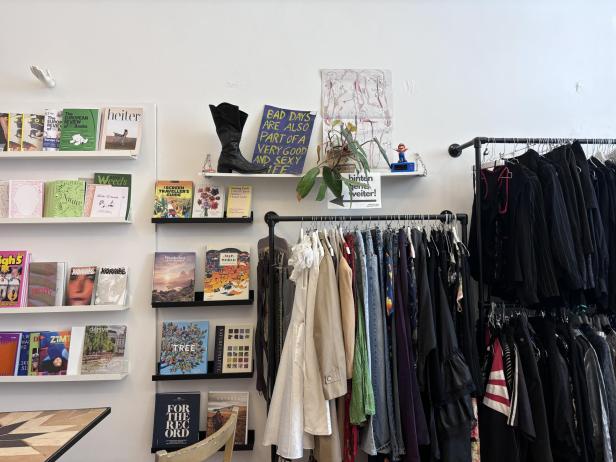 Bücherregale und Kleiderstangen im Kanopi