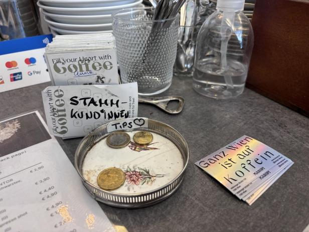 Stempelkarten, Trinkgeld und Sticker im Café Kanopi
