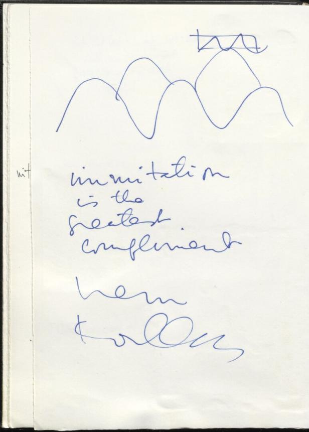 Eine Notiz von Rem Koolhaas mit der Aufschrift „Imitation is the greatest compliment“ und einer Bergskizze.