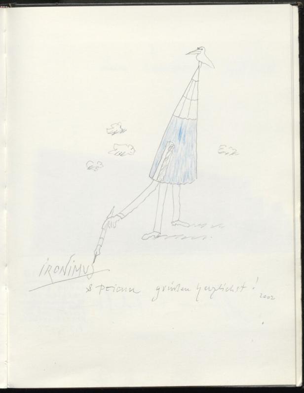Eine Zeichnung von Gustav Peichls „Ironimus“, der mit einem Stift grüßt.