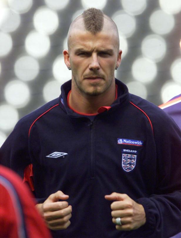 Der englische Kapitän David Beckham wärmt sich vor dem Training im Pride Park auf.