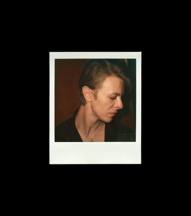 Ein Polaroid-Porträt von David Bowie im Profil.