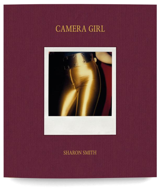 Das Buchcover von „Camera Girl“ zeigt eine Frau in goldener Hose.