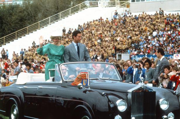 Diana und Charles winken aus einem offenen Auto einer Menschenmenge zu.