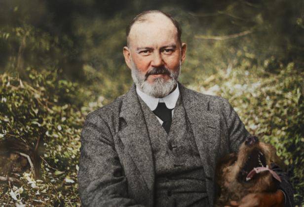 Ein Porträt von Henry Royce, dem Gründer von Rolls-Royce, mit einem Hund.