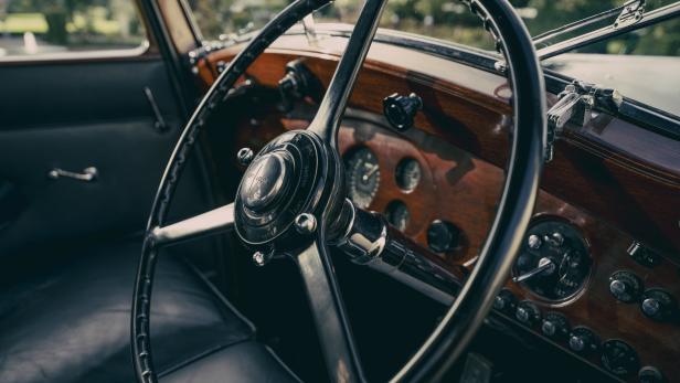 Das Lenkrad und Armaturenbrett eines Rolls Royce, möglicherweise aus dem Film „Goldfinger“.