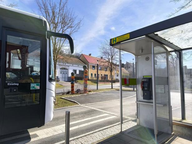 Links ein Bus und rechts eine alte Posttelefonzelle.