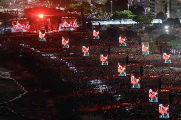 US-Superstar Lady Gaga ist bei einem zweistündigen Gratis-Konzert an der berühmten Strandpromenade in Rio de Janeiro nach offiziellen Angaben vor 2,1 Millionen aufgetreten. Lady Gaga performs during a free mega concert