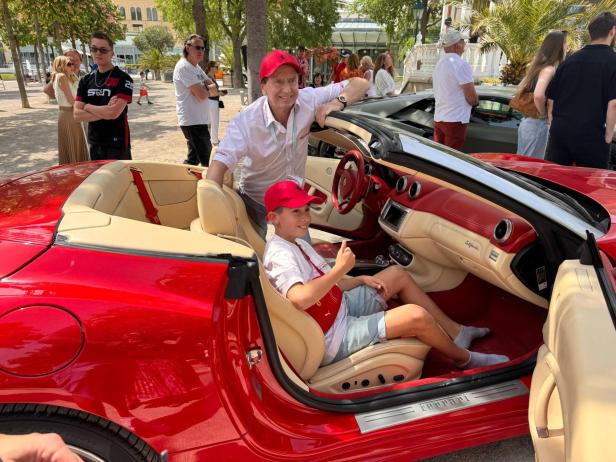 Kleiner Bub in einem Ferrari