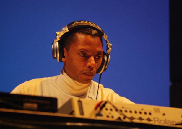 Jeff Mills legt konzentriert Platten auf.