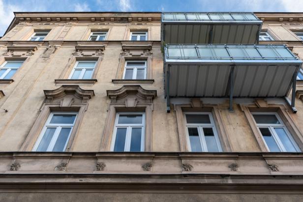 An eine historische Fassade in Wien-Ottakring wurden Metallbalkone angebaut.