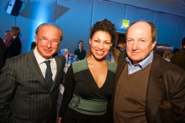 Drei Personen posieren für ein Foto auf einer Veranstaltung.