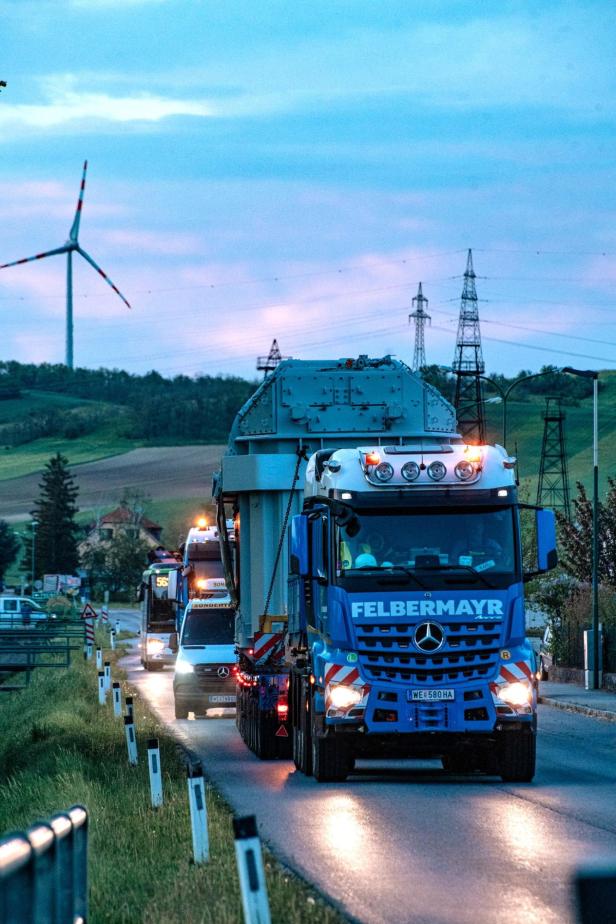 Transport eines hunderte Tonnen schweren Leistungstransformators Transport eines hunderte Tonnen schweren Leistungstransformators