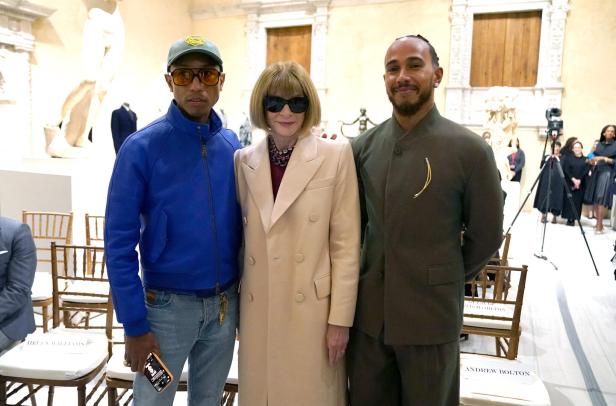 Pharrell Williams, Anna Wintour und Lewis Hamilton posieren zusammen im Metropolitan Museum of Art.