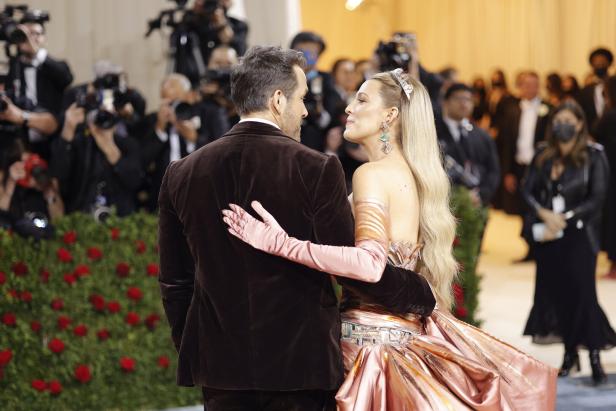 Blake Lively und Ryan Reynolds bei der Met Gala 2022 im Metropolitan Museum of Art.