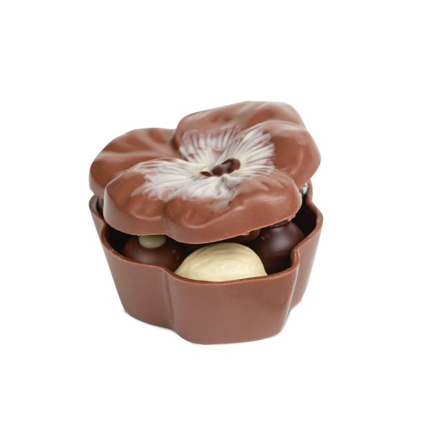 Eine Schachtel Pralinen in Form einer Blüte.