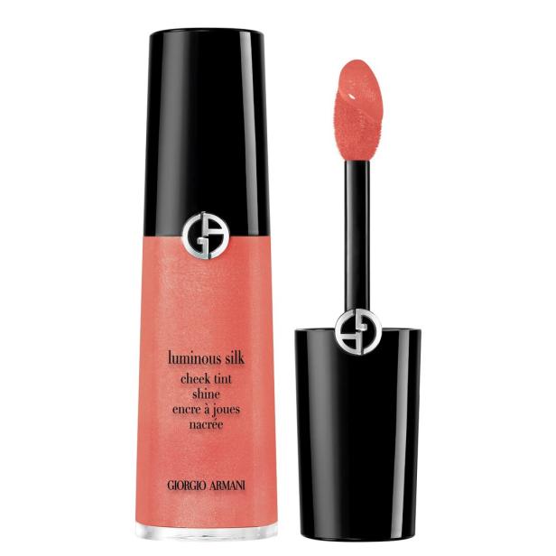 Ein „Giorgio Armani Luminous Silk“ Wangen- und Lippenstift in einer lachsrosa Farbe.