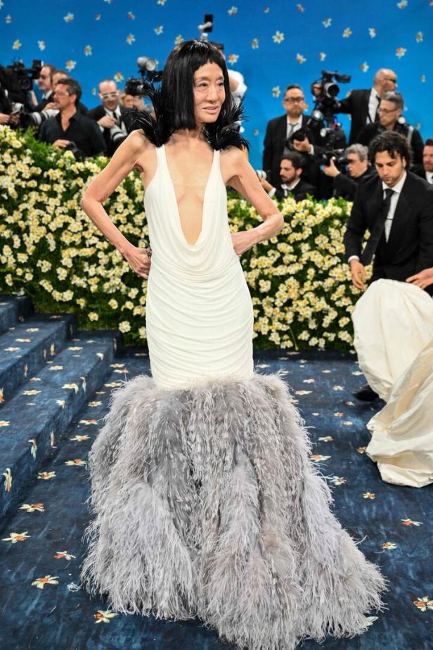 Vera Wang in einem weißen Kleid mit Federn auf dem roten Teppich der Met Gala.
