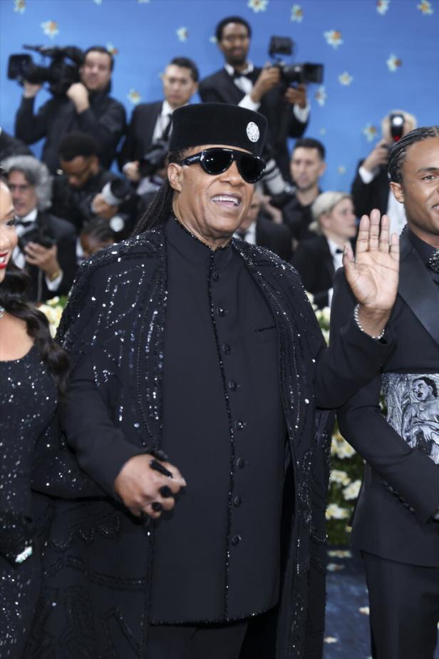 Stevie Wonder auf dem roten Teppich der Met Gala 2025 im Metropolitan Museum of Art in New York.