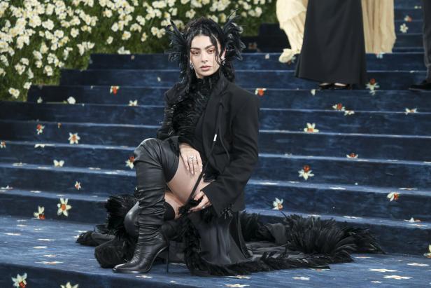 Charli XCX auf dem roten Teppich der Met Gala 2025 im Metropolitan Museum of Art in New York.
