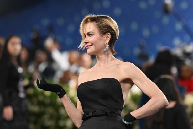 Eine Frau in einem schwarzen, trägerlosen Kleid auf dem roten Teppich der Met Gala.