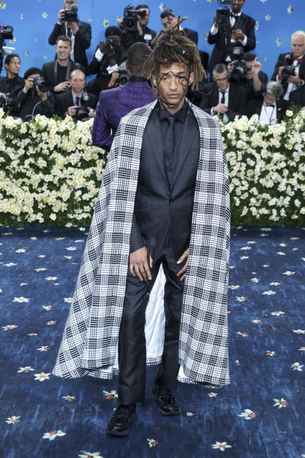 Jaden Smith auf dem roten Teppich der Met Gala 2025 im Metropolitan Museum of Art in New York.