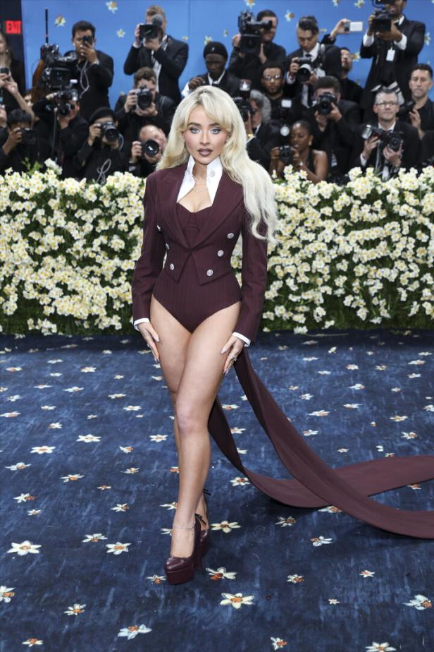Sabrina Carpenter auf dem roten Teppich der Met Gala 2025 im Metropolitan Museum of Art in New York.