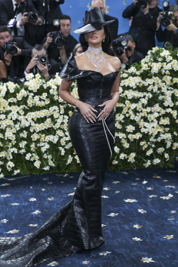 Kim Kardashian posiert bei der MET Gala 2025 in New York.