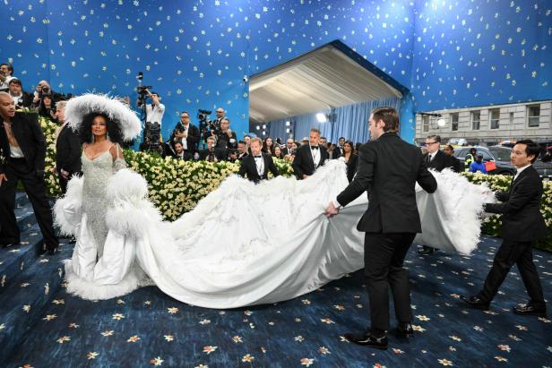 Diana Ross trug eine weiße Robe mit fünf Meter langer Schleppe.