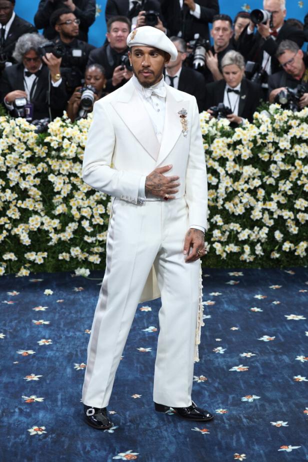 Lewis Hamilton auf dem roten Teppich der Met Gala 2025 im Metropolitan Museum of Art in New York.