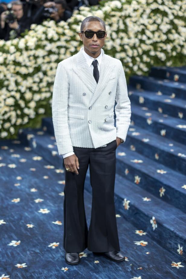 Pharrell Williams auf dem roten Teppich der Met Gala 2025 im Metropolitan Museum of Art in New York.