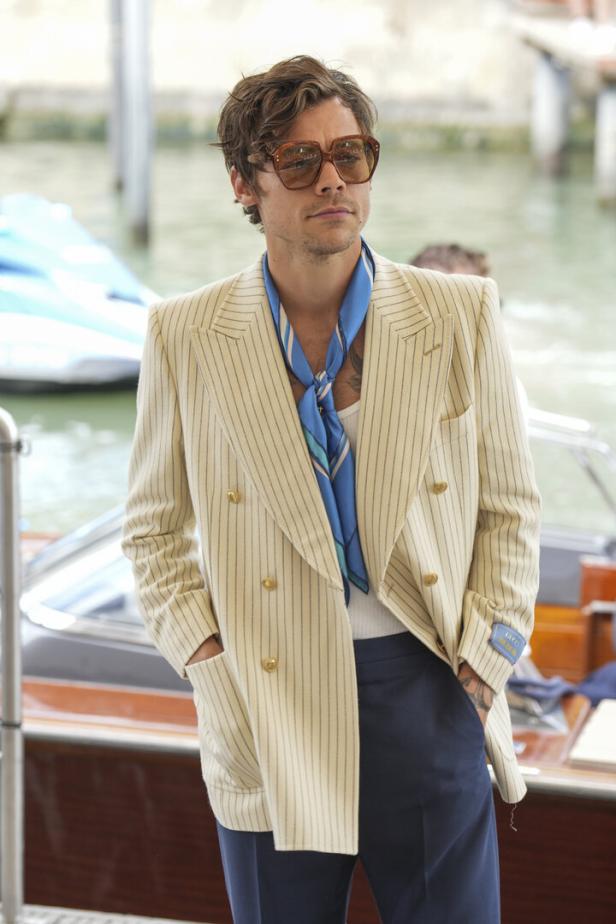 Harry Styles mit gestreiftem Blazer und blauem Halstuch in Europa, September 2022.