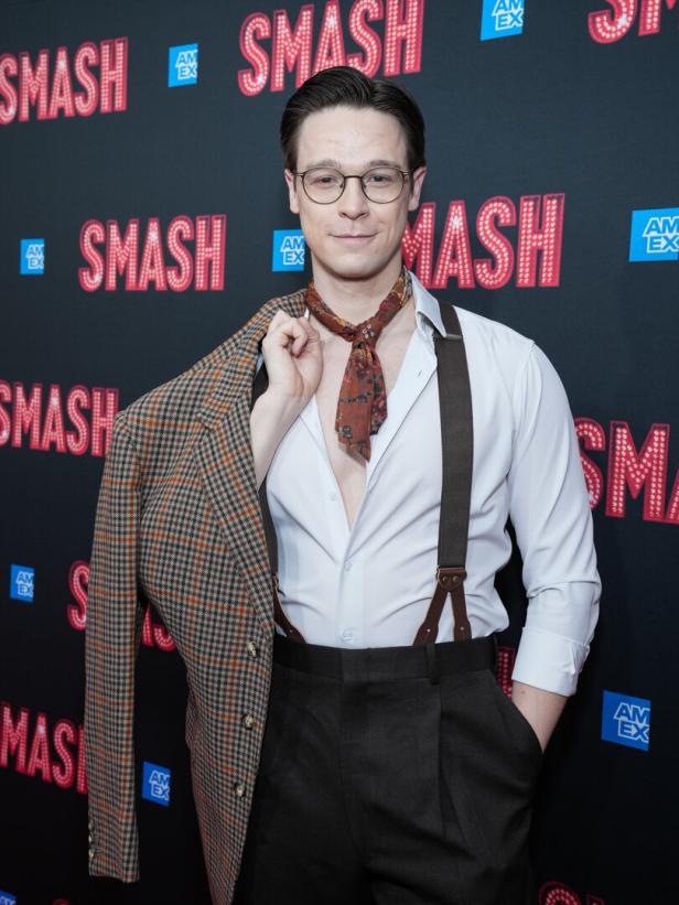 Ein Mann mit Brille und kariertem Sakko bei der Broadway-Premiere von „Smash“.