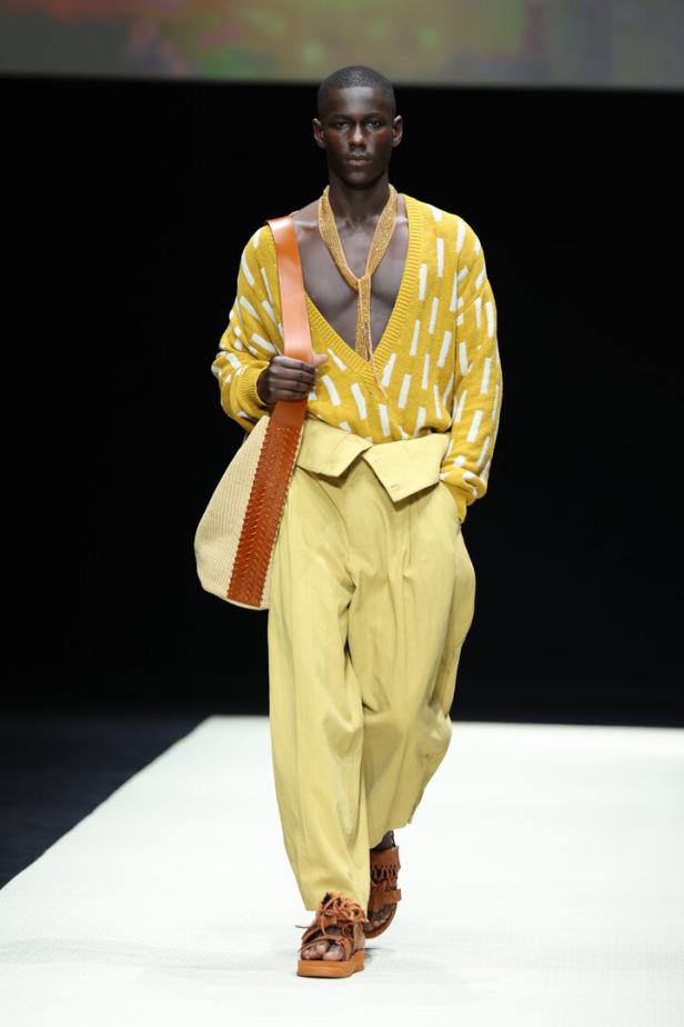 Ein Mann präsentiert ein Outfit von Emporio Armani auf dem Laufsteg der Mailänder Modewoche Frühjahr/Sommer 2025.