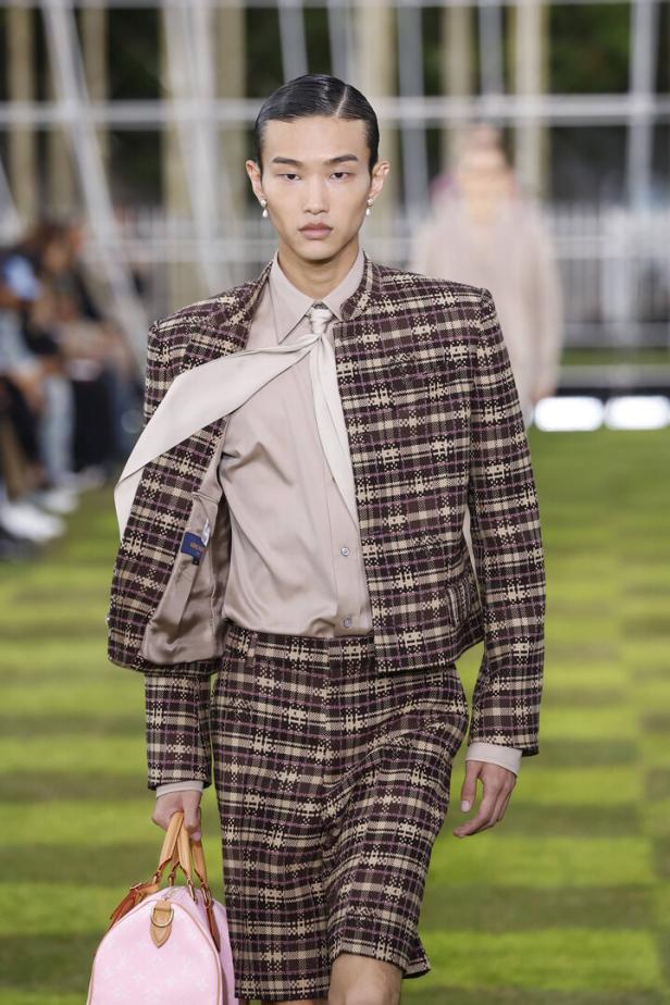 Ein Model auf dem Laufsteg der Louis Vuitton Herrenkollektion Frühjahr/Sommer 2025 in Paris.