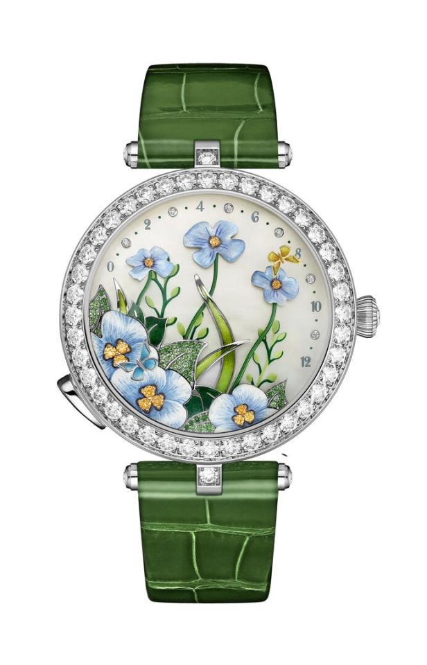 Eine Damenuhr mit blauem Blumenmuster und einem grünen Lederarmband.
