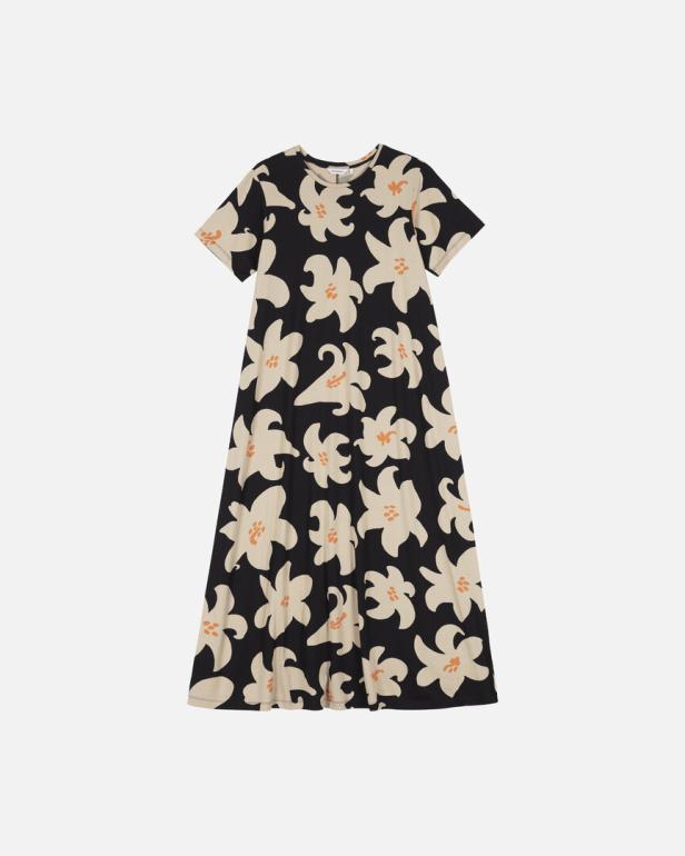 Ein schwarzes Maxikleid mit beigen Blumenmuster.
