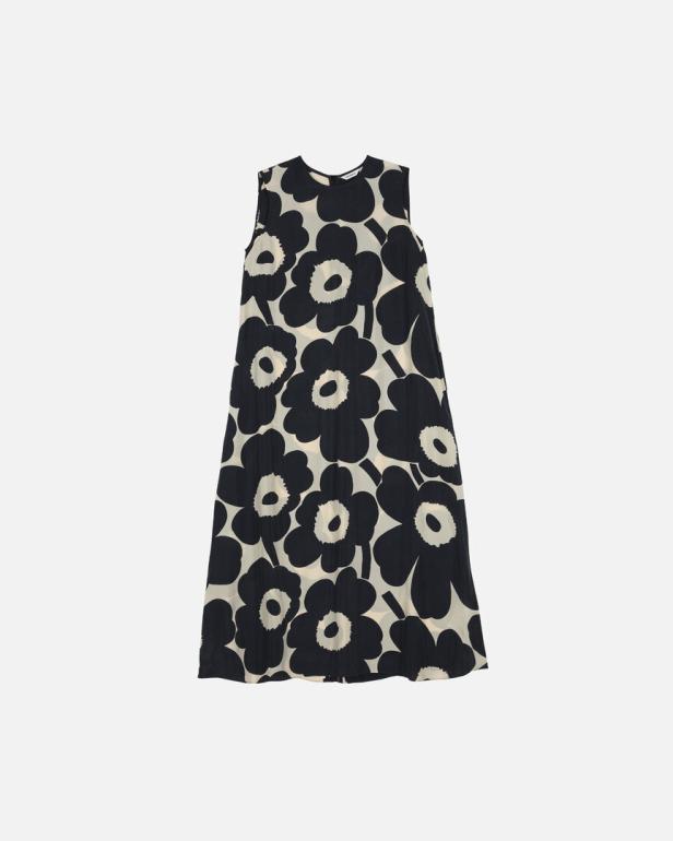 Ein ärmelloses Kleid mit einem großen, schwarz-weißen Blumenmuster.