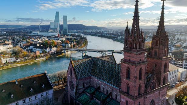 Luftaufnahme des Basler Münsters mit Blick auf die Stadt Basel.