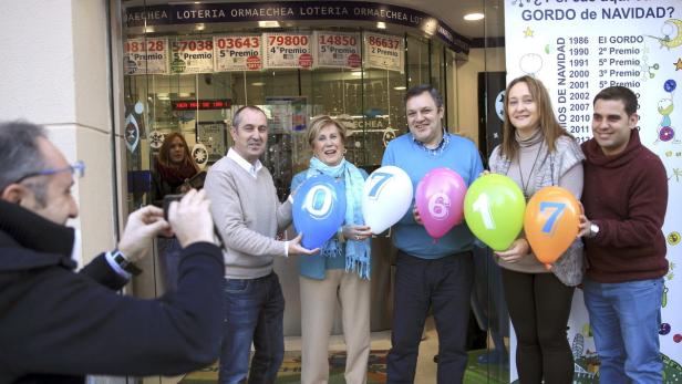 El Gordo: Spanier freuen sich über Lotto-Millionen