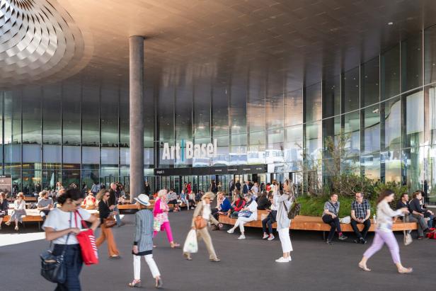 Besucher betreten die Art Basel, eine internationale Kunstmesse.