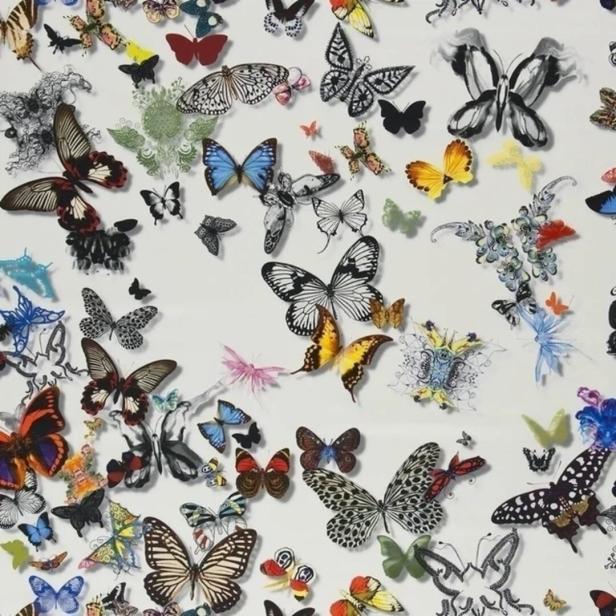 Eine Vielzahl von bunten Schmetterlingen, möglicherweise ein Design von Christian Lacroix.