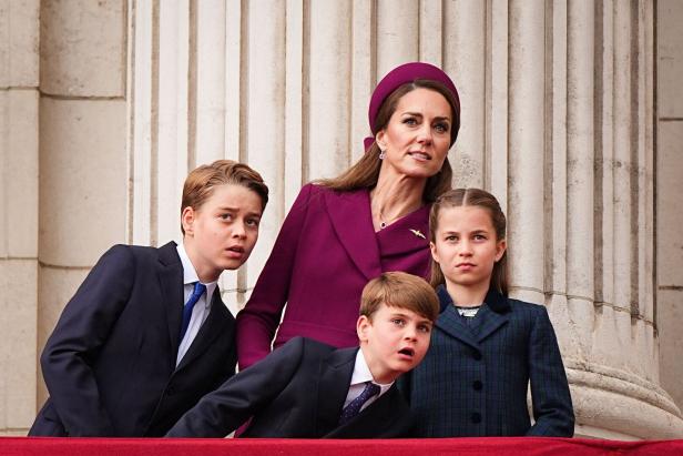 Kate und ihre Kinder auf dem Balkon des Buckingham-Palasts Kate und ihre Kinder auf dem Balkon des Buckingham-Palasts