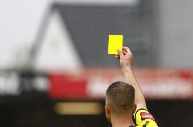 ++ THEMENBILD ++ SPORT / FUSSBALL / MANNSCHAFTSPORT / SCHIEDSRICHTER ++ THEMENBILD ++ SPORT / FUSSBALL / MANNSCHAFTSPORT / SCHIEDSRICHTER
